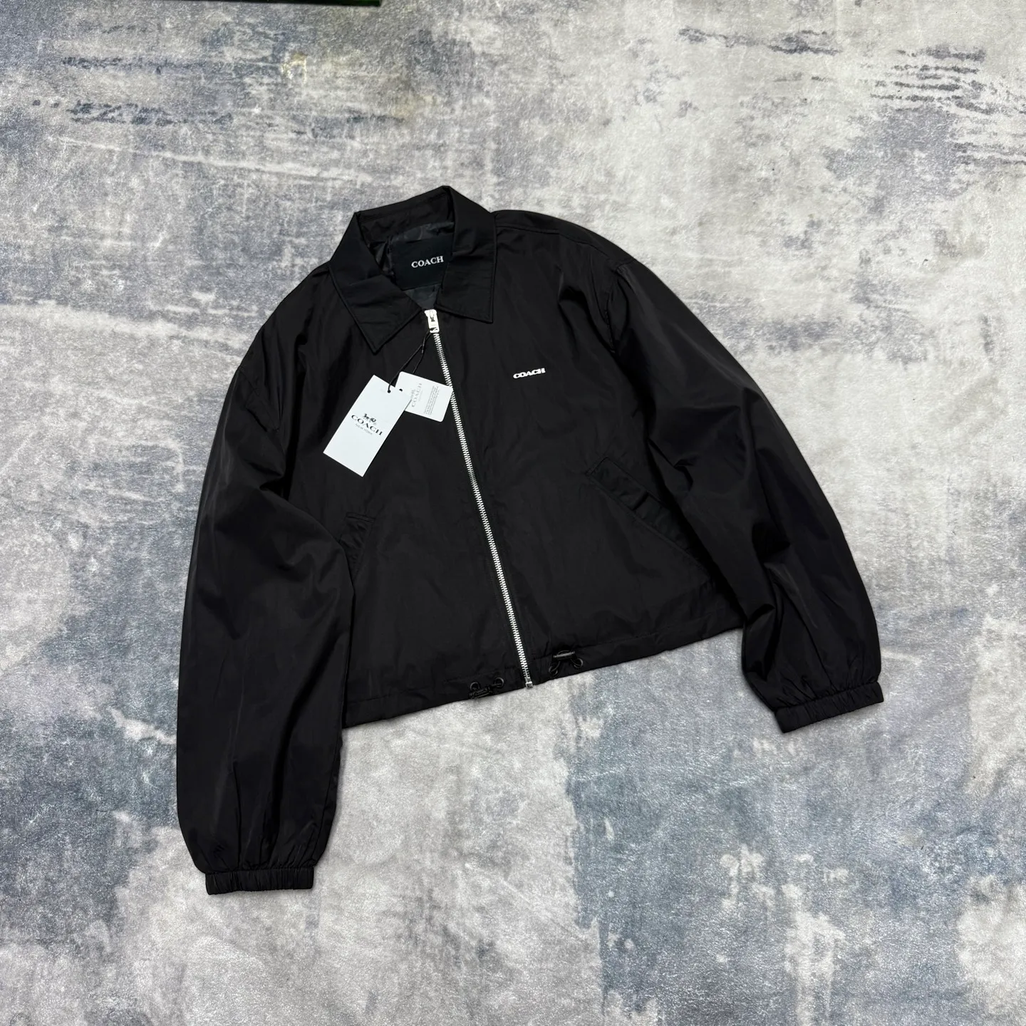 For new arrivals, Coach spring jackets for women. Prada has the same style, with low-key colors and a design with a bit of matte hardware. It has a proper sense of quality and the relaxed feeling of a city walk. At first glance, I am attracted by the fufu little coat. Very classic style. The hem has a closed design, so it can be easily matched with dresses, trousers and short skirts. The design of the short jacket can elongate the body proportions, and it can be worn perfectly with any combination. It is shipped from a trading company, and the quality is absolutely superb. A complete set of customer-supplied auxiliary hardware makes getting in and out of the cabinet stress-free. It can be used to keep wind and warm in early spring, and sunscreen can be used in summer. In autumn, it can be protected from wind. Can be worn from early spring to early autumn. Definitely a must-have for sisters 🤗🤗🤗 Color: Black Composition (polyester fiber) Size: S-L (loose and short version) S size: length 54CM, bust 120CM, shoulder width 49CM, sleeve length 56CM, reference weight 90-105 catties M size: length 56CM, bust 124CM, shoulder width 50CM, sleeve length 57CM Reference weight: 105-115 catties. Size L: length 58CM, bust 128CM, shoulder width 51CM, sleeve length 58CM. Reference weight: 115-130 catties